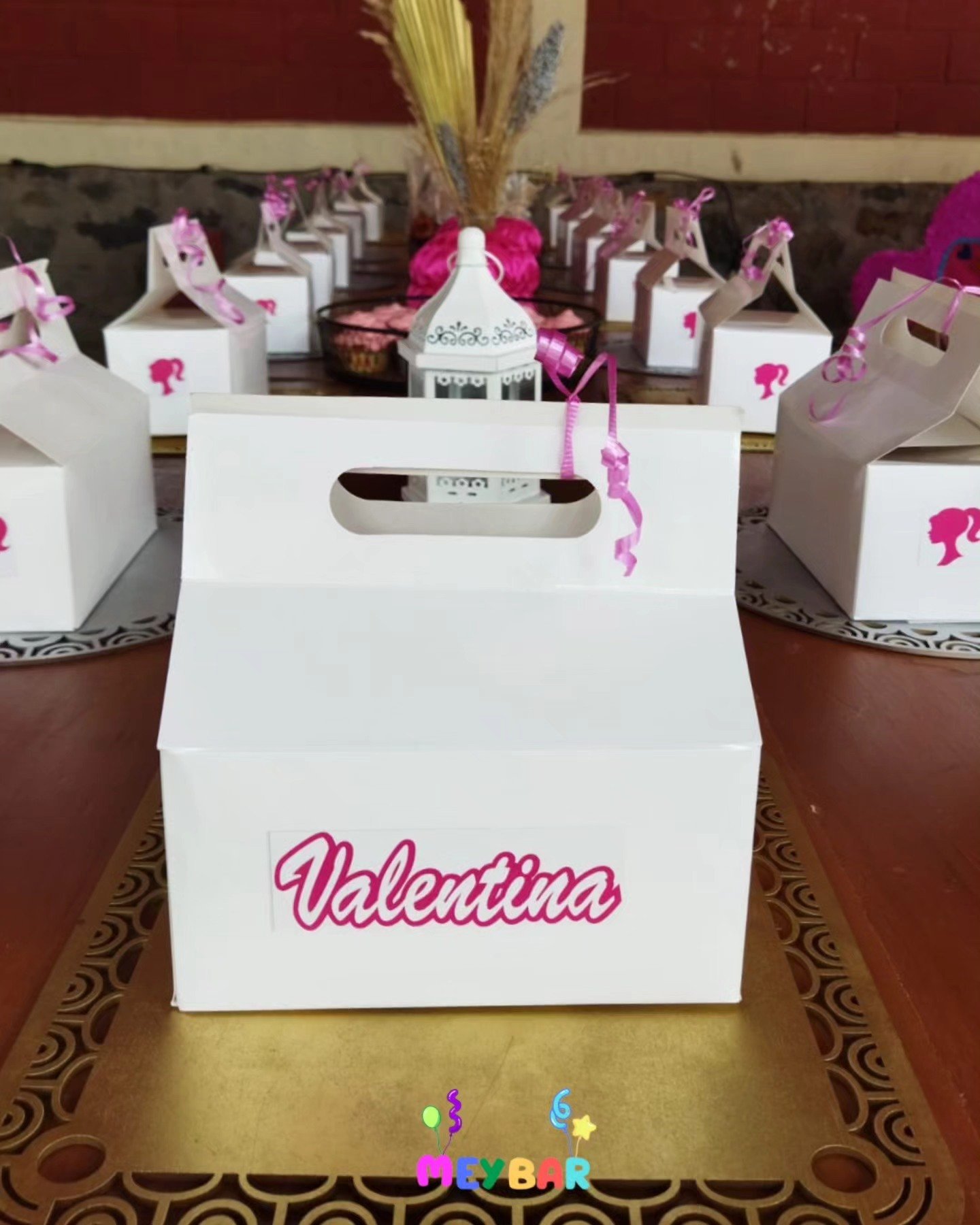 Detalle de mesa personalizada para fiesta infantil