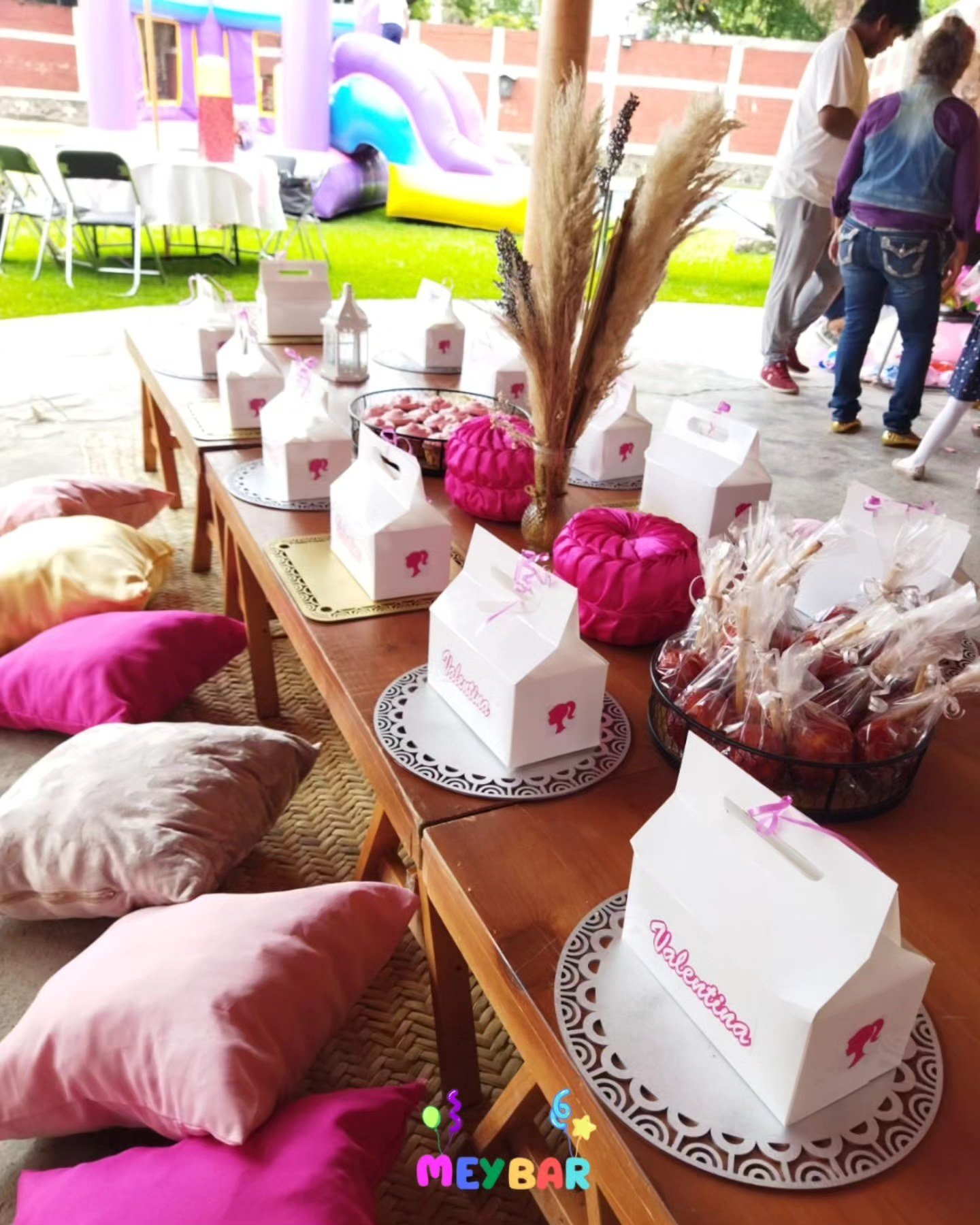 Montaje infantil Meybar con mesa decorada y área de juegos